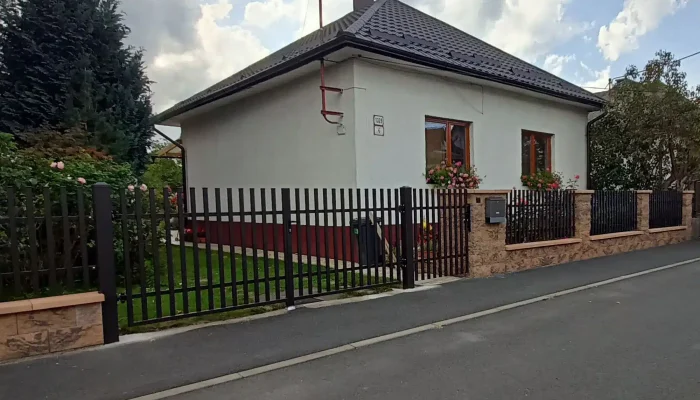 Oceľový plot v kombinácii s betónovými tvarnicami