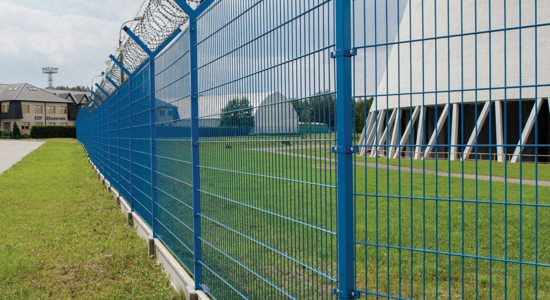 Detail priemyselného kovového plotu pre zabezpečenie priemyselných objektov
